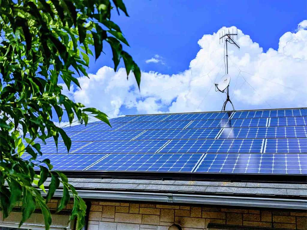 太陽光で電気代はどれくらい節約できる？家庭で実感できる効果を紹介